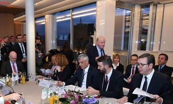 Thaçi dhe Vuçiç takohen se bashku në Shtëpinë e Bardhë