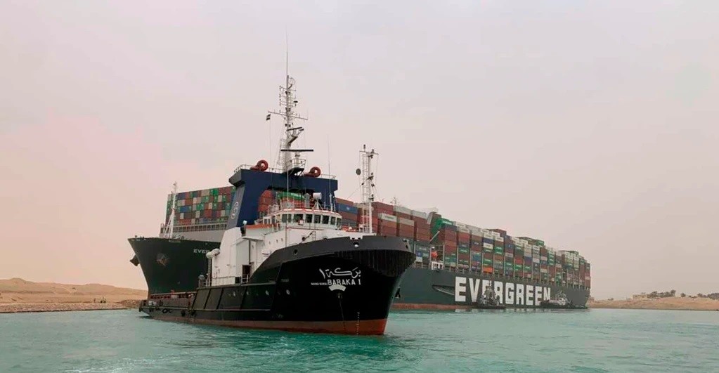 Zhvendoset anija që kishte bllokuar Kanalin e Suezit