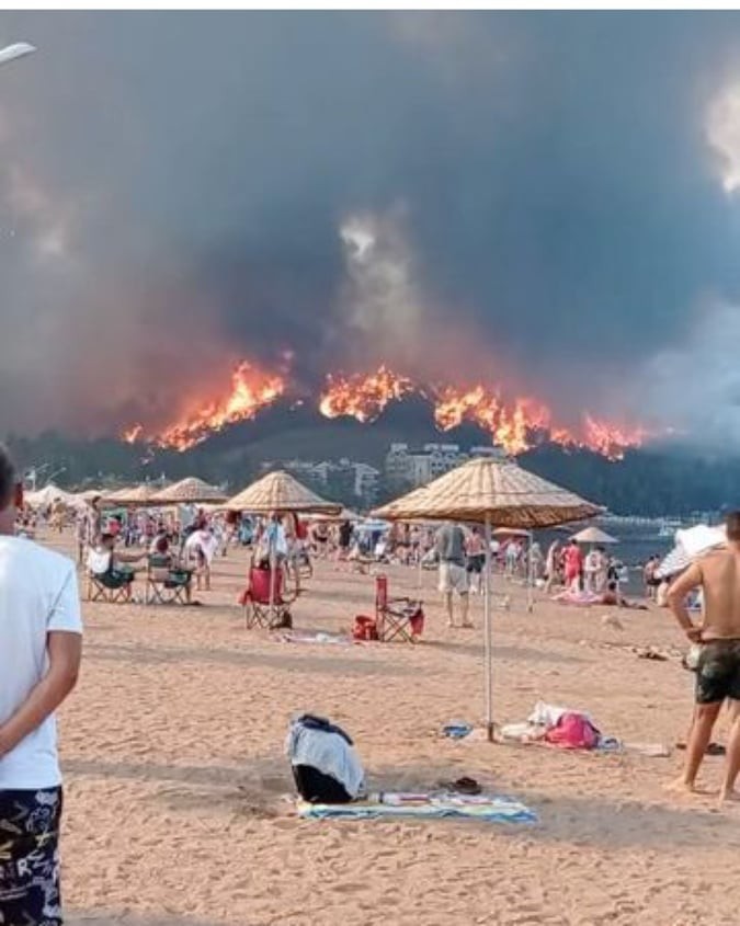 Turqia evakuon turistët e tronditur nga zjarret   