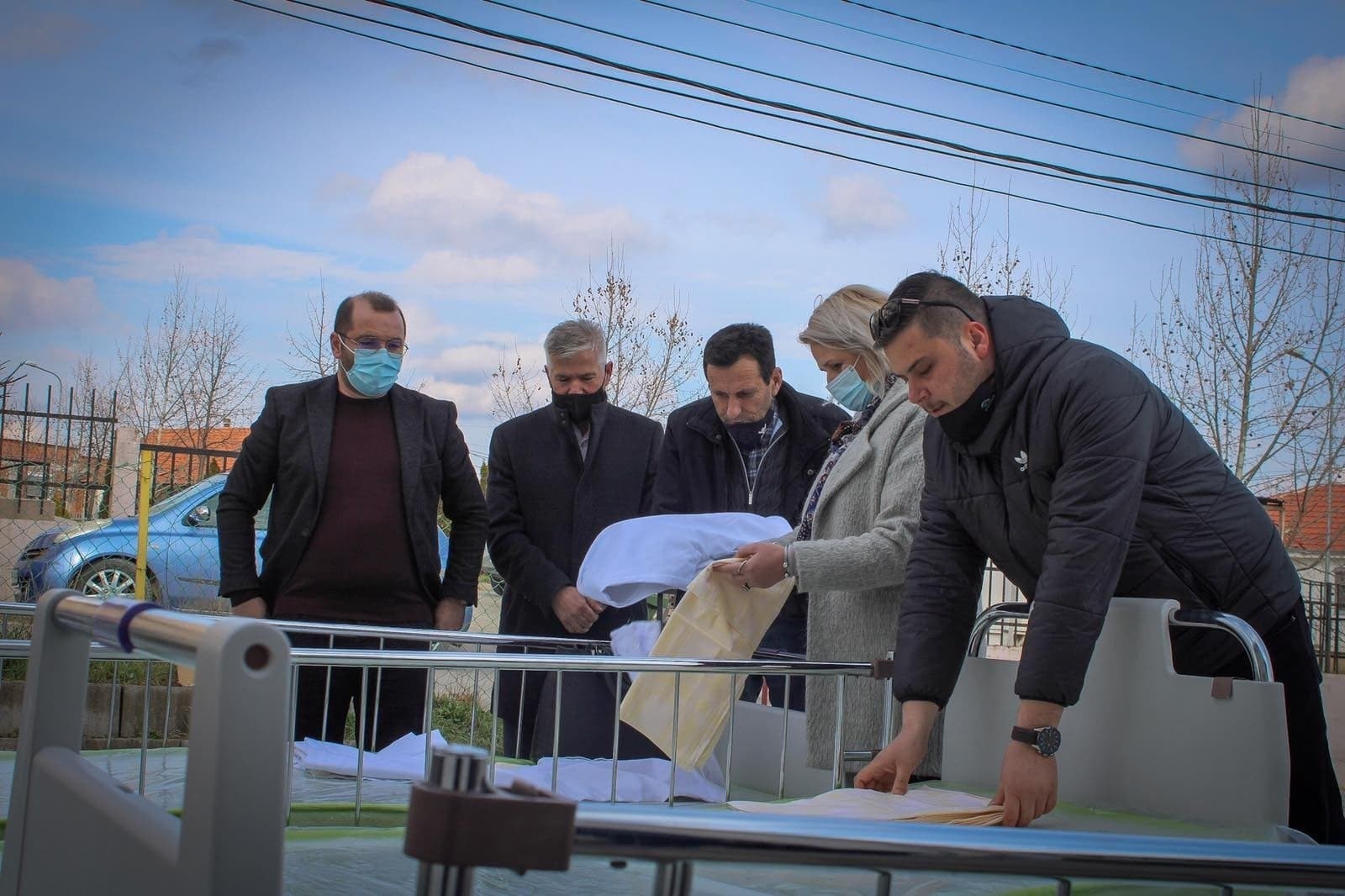 Gjilani pranon 80 shtretër e pajisje teknologjike, donacion nga Mehmet Sopa