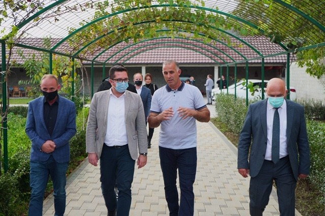 Ministri Mustafa vizitë fermerëve të Gjakovës