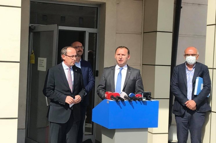 Mjekët, infermierët dhe stafi mbështetës do të marrin paga shtesë