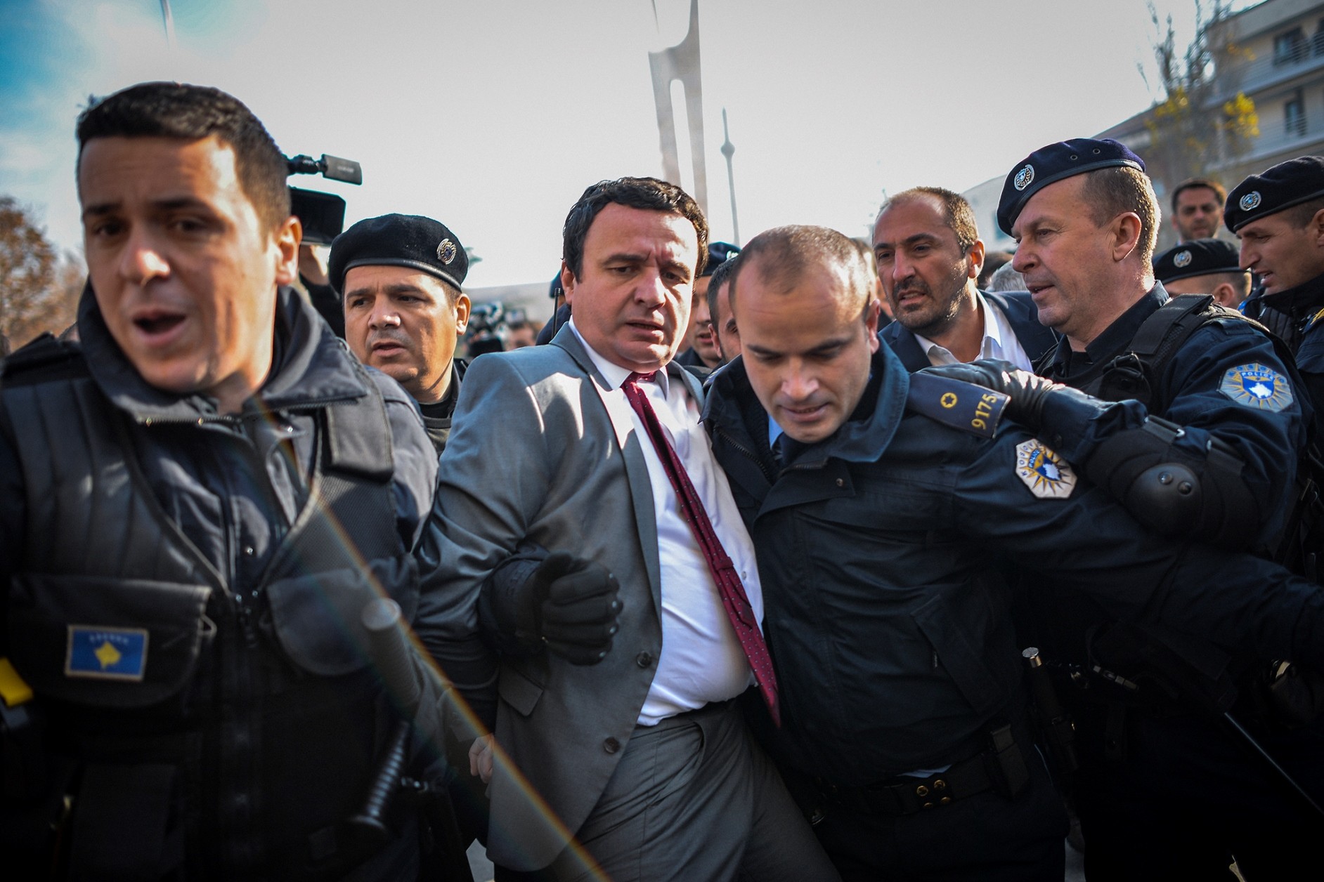 VV kërkon lirimin e Albin Kurti, Albulena Haxhiu dhe Donika Kadaj-Bujupi  