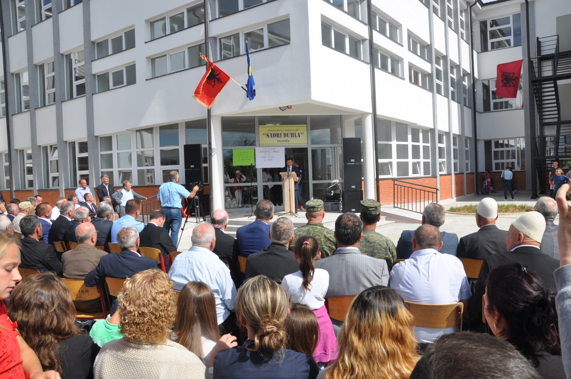 Ministri Bajrami shpërndau Abetaren dhe përuroi një shkollë të re  