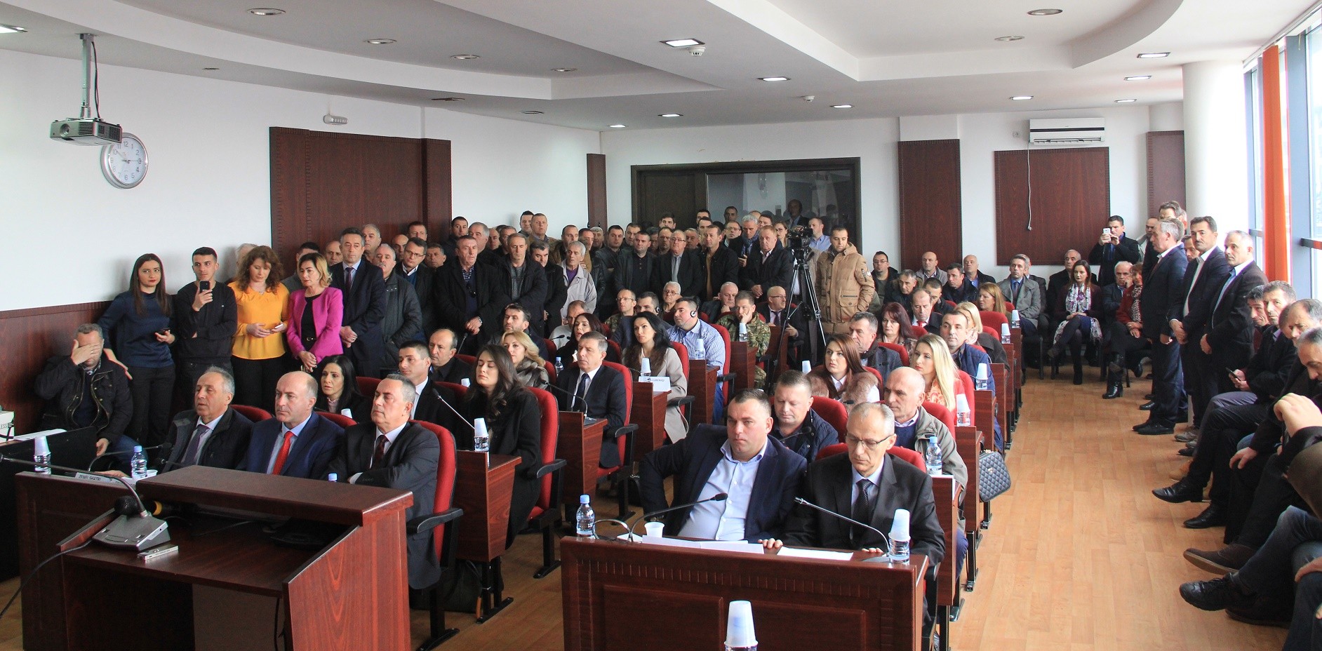 Haki Rugova dhe 27 asamblistët e rinj të Istogut betohen solemnisht