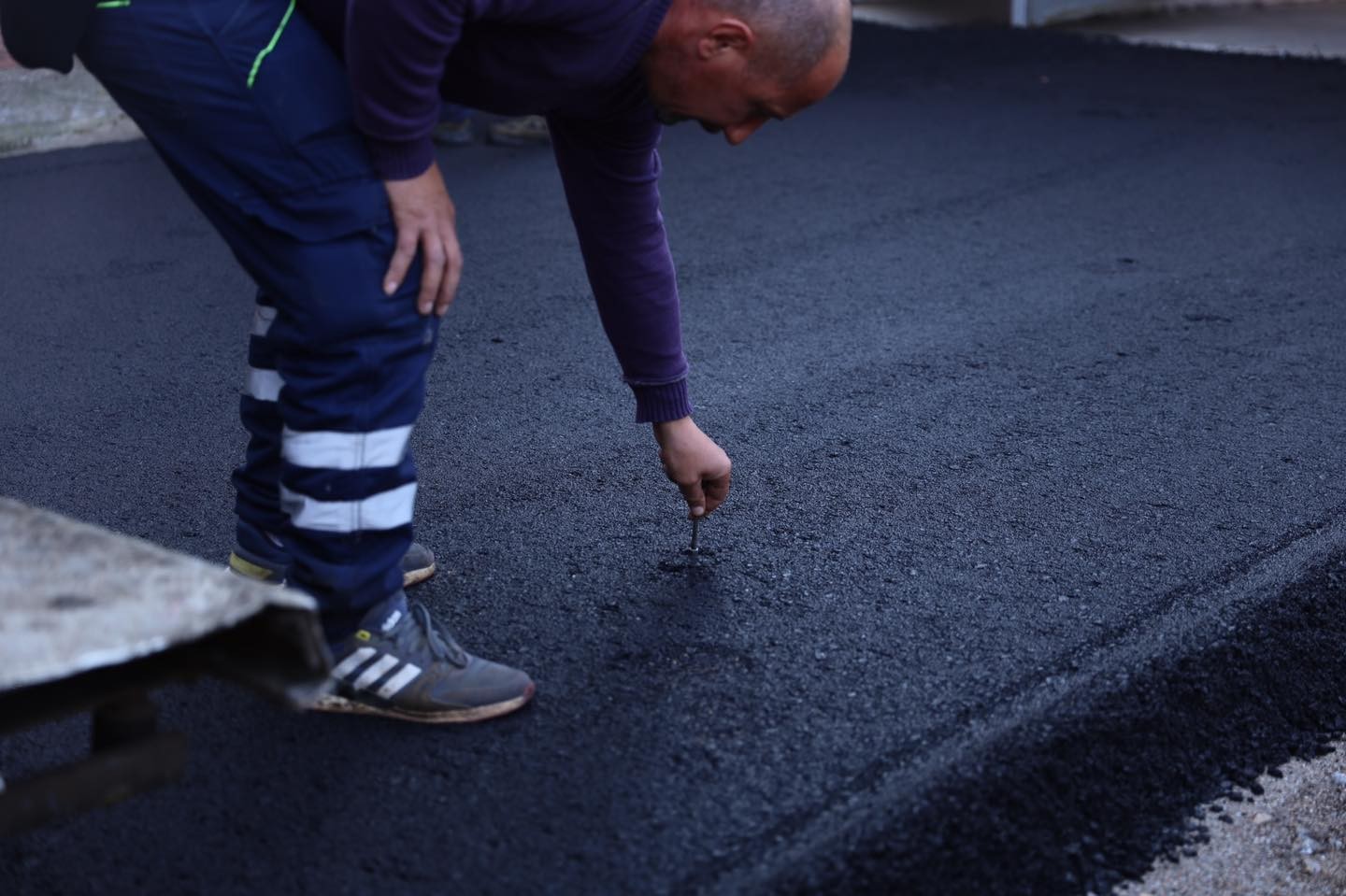 Asfaltohen tetë rrugë në fshatin Haxhaj