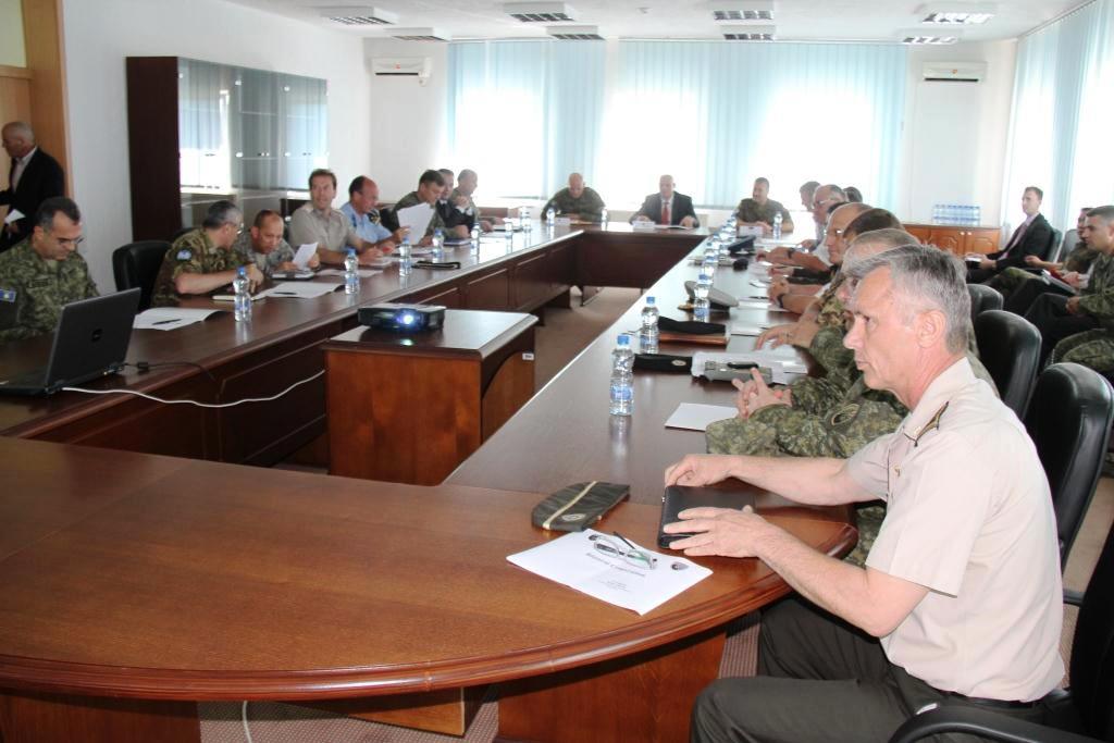 Ministri Çeku priti atashetë ushtarak të akredituar në Kosovë