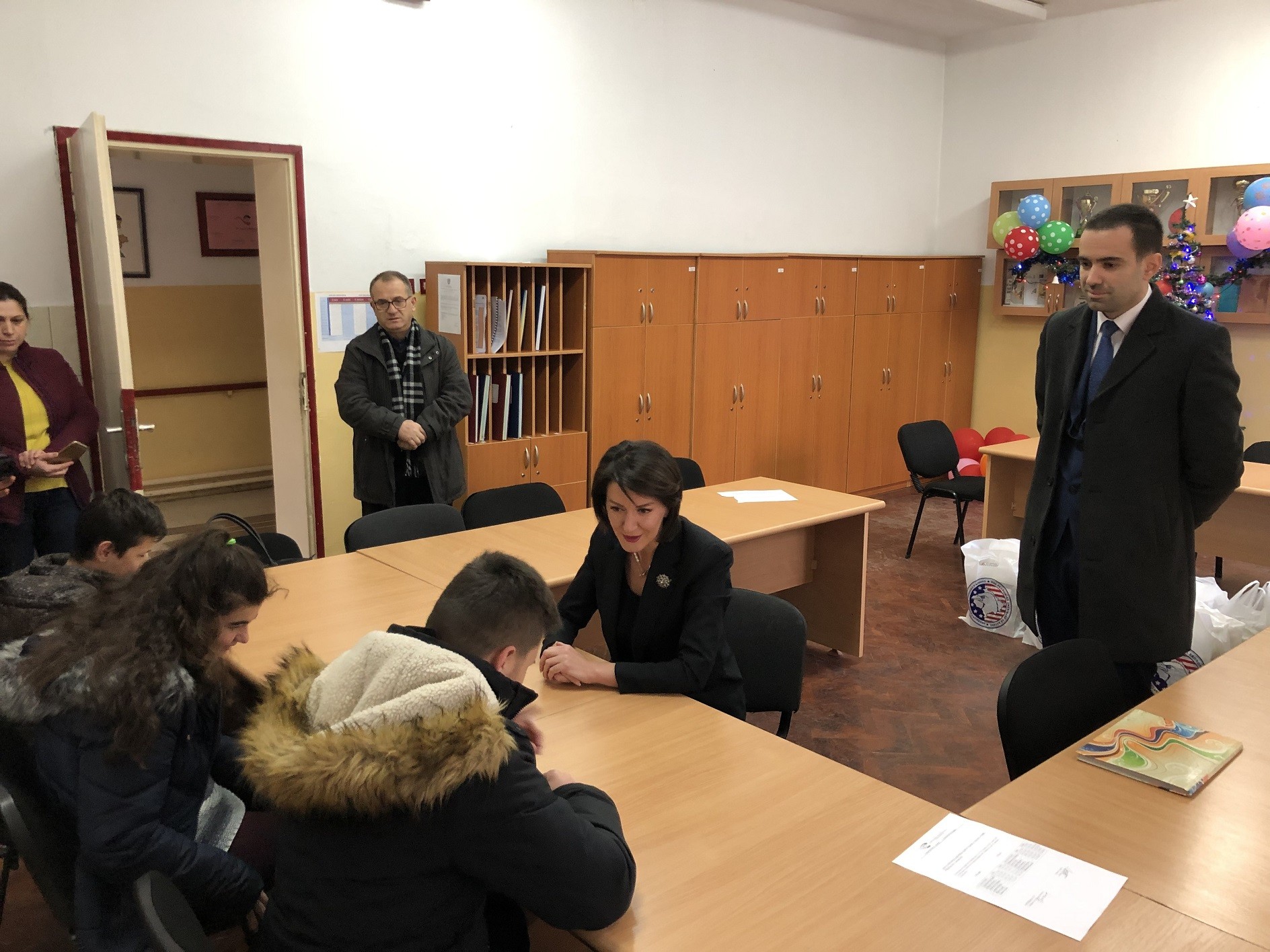 OEAK dhe Presidentja Jahjaga ndajnë dhurata për fëmijët e verbër në Pejë