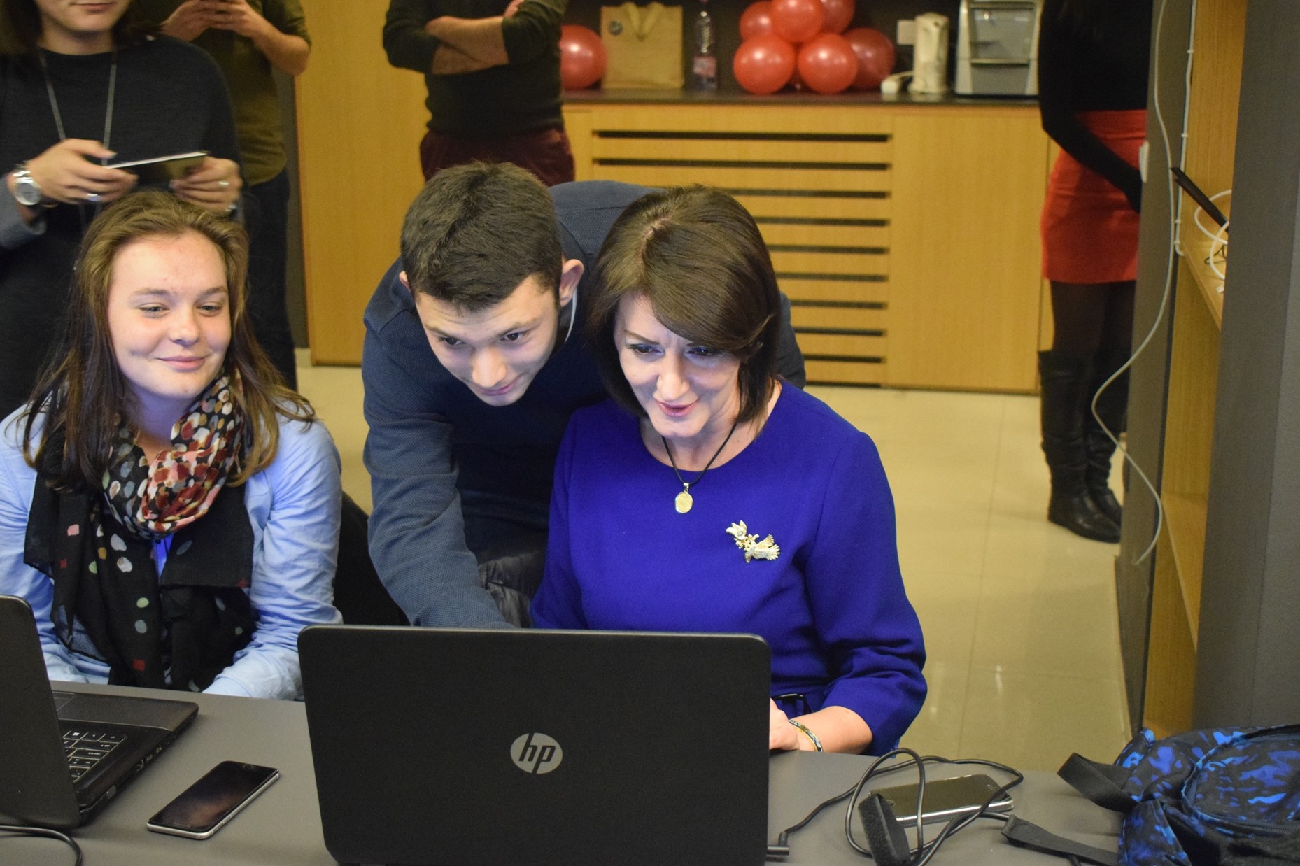 Atifete Jahjaga së bashku më rininë e Kosovës sfidon vetveten për një orë kodim