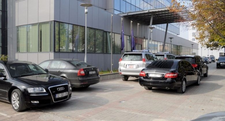 Qeveria miraton ndalimin e tej shfrytëzimit te automjeteve zyrtare