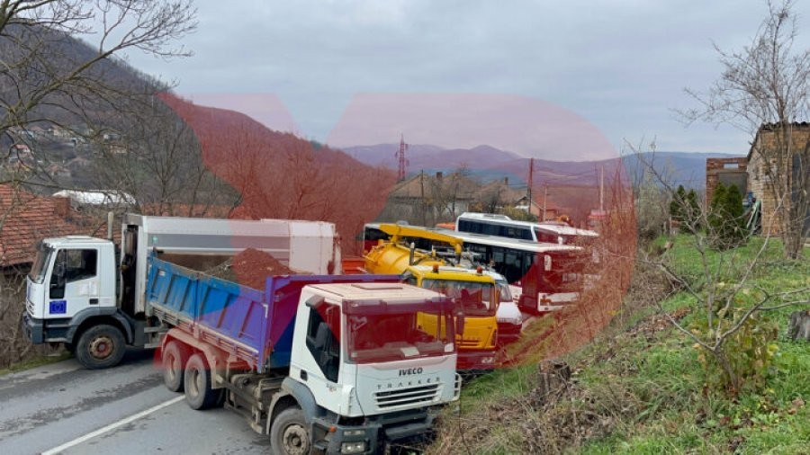 Grupet kriminale serbe vendosin edhe e një barrikade të re në veri