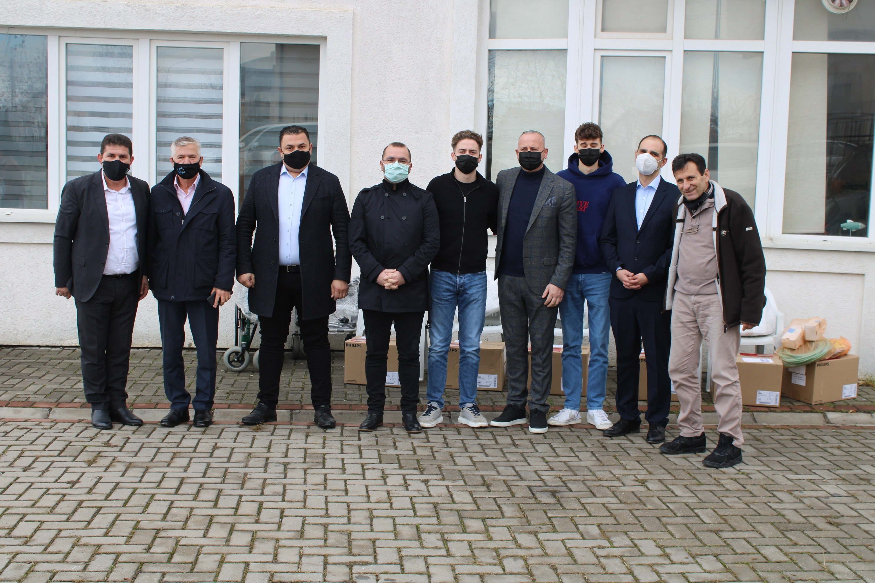 Gjilani pranon 5 respiratorë, 42 karroca dhe 36 shtretër nga bashkatedhetarët