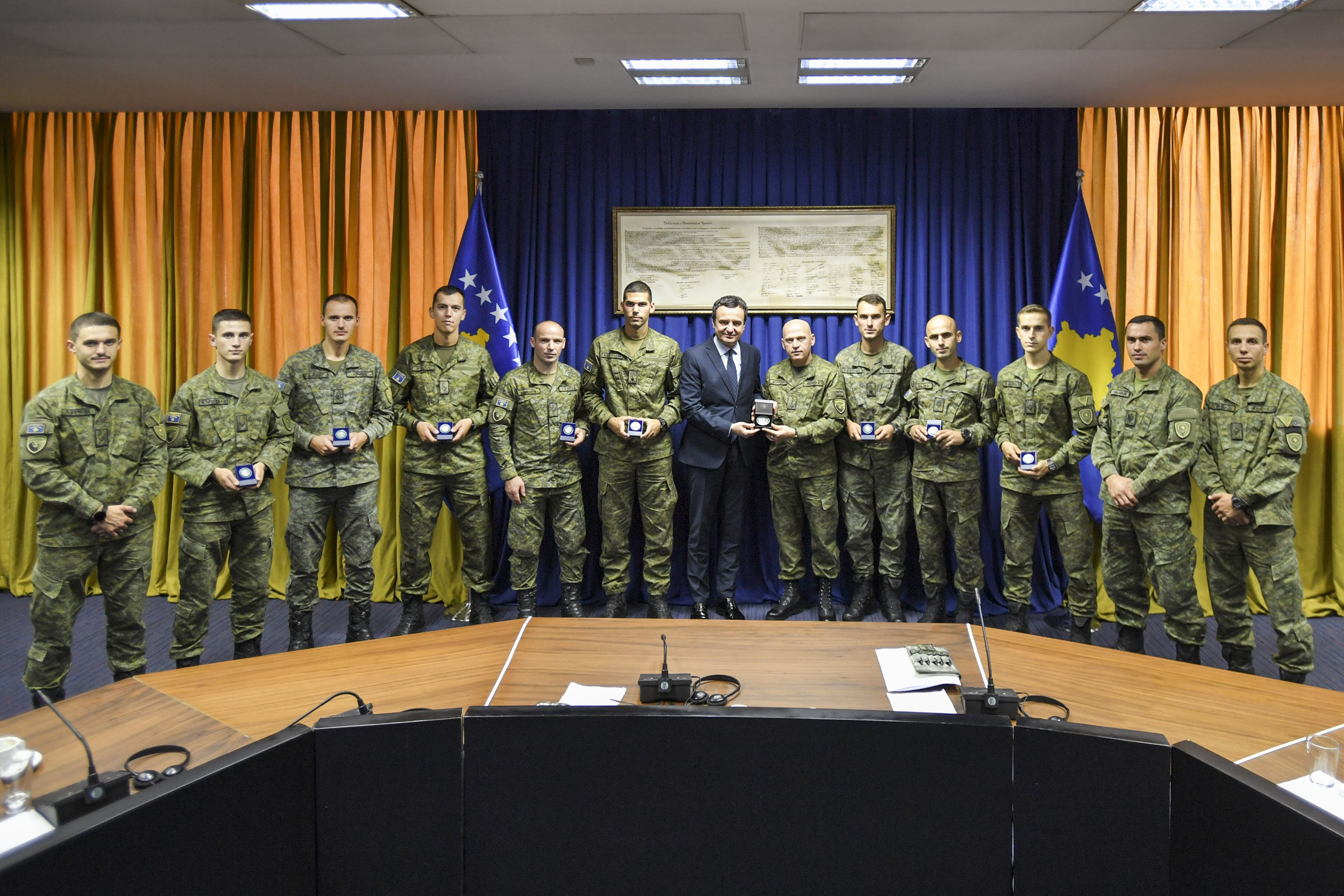 Kryeministri Kurti i përgëzoi gjenerallejtënant Bashkim Jashari pr sukseset e FSK-së   