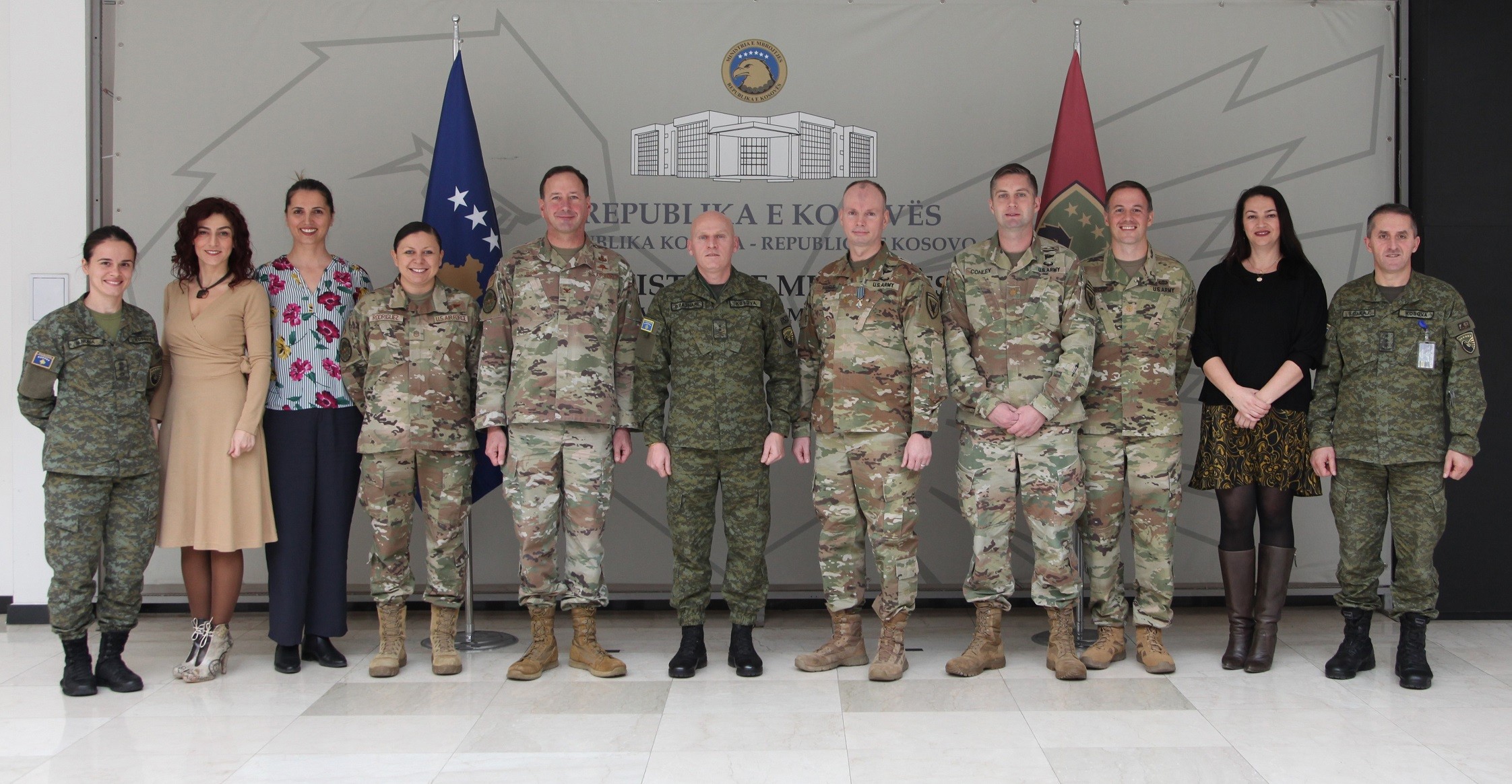 Gjeneral Jashari e dekoroi me medalje majorin amerikan, Timothy J. Halbur