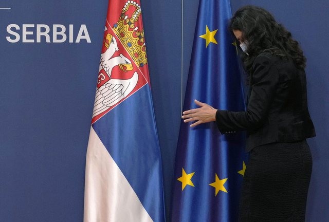 BE kërcënon Serbinë me pezullim të liberalizimit të vizave 