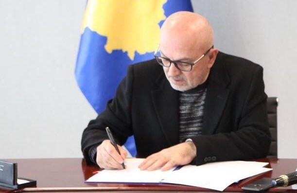 A po vetrrëzohet qeveria Kurti 2 dhe pse po e bënë këtë