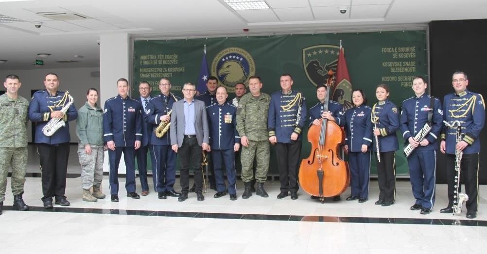 Bendi i Forcave Ajrore Amerikane dhe ai i FSK-së performojnë së bashku 