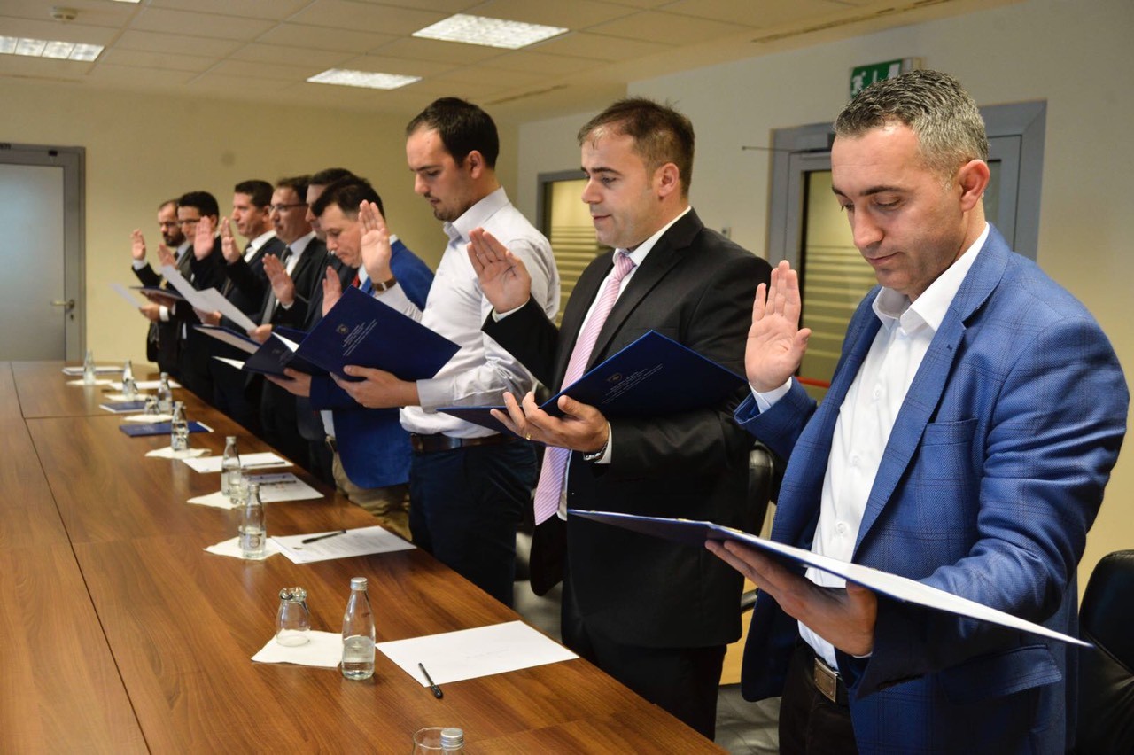 Betohen nëntë përmbarues privat