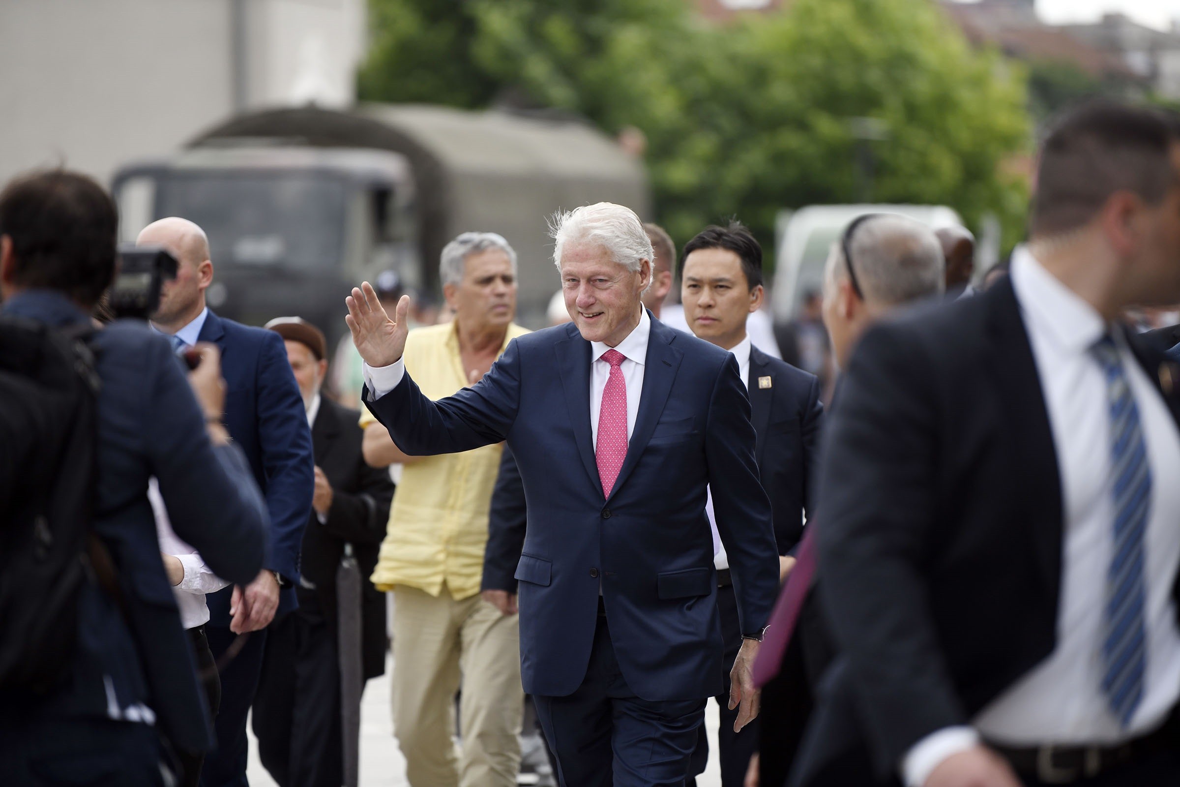 Presidenti Thaçi dekoroi Presidentin Clinton me “Urdhrin e Lirisë”