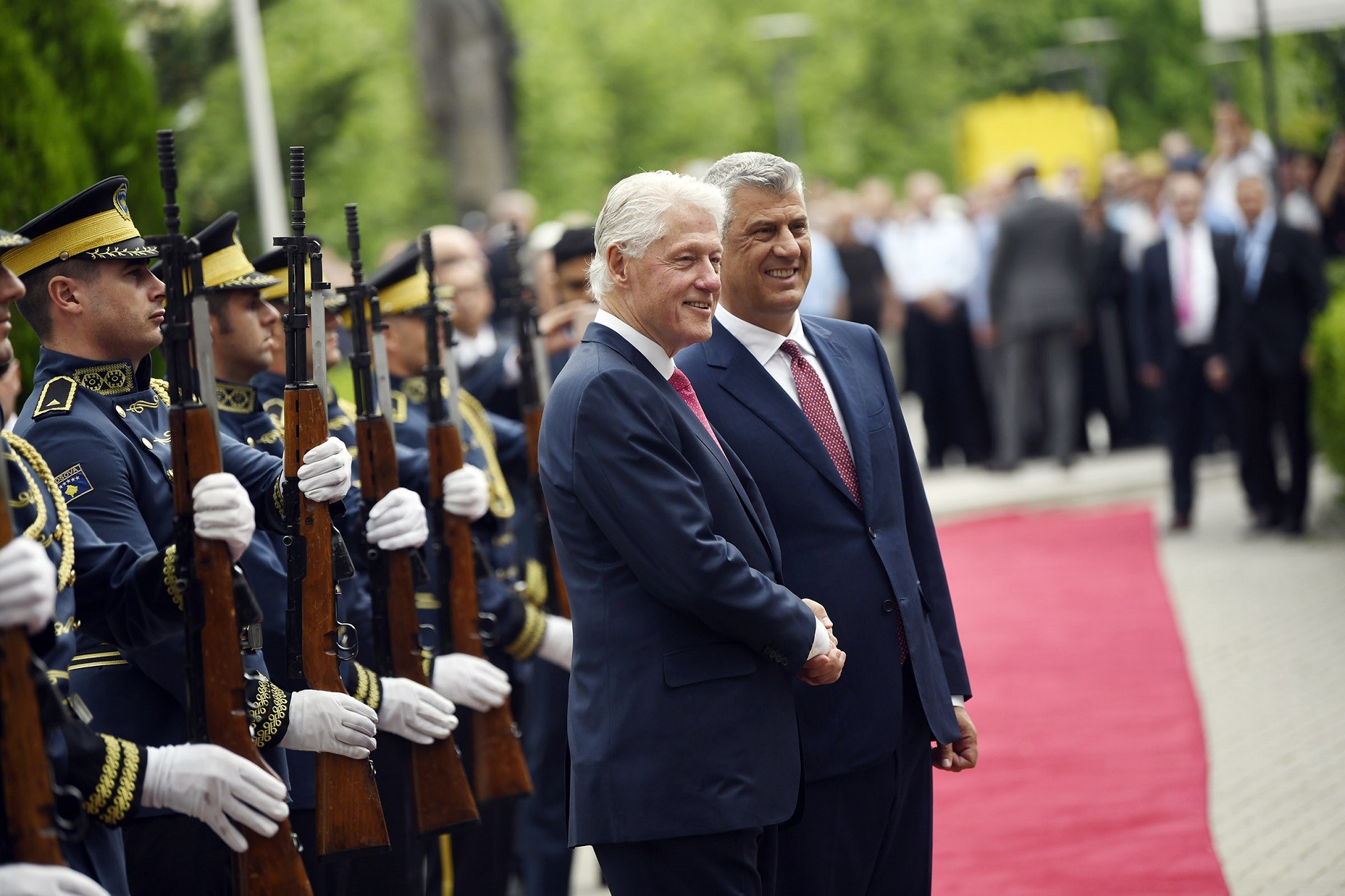 Presidenti Thaçi dekoroi Presidentin Clinton me “Urdhrin e Lirisë”