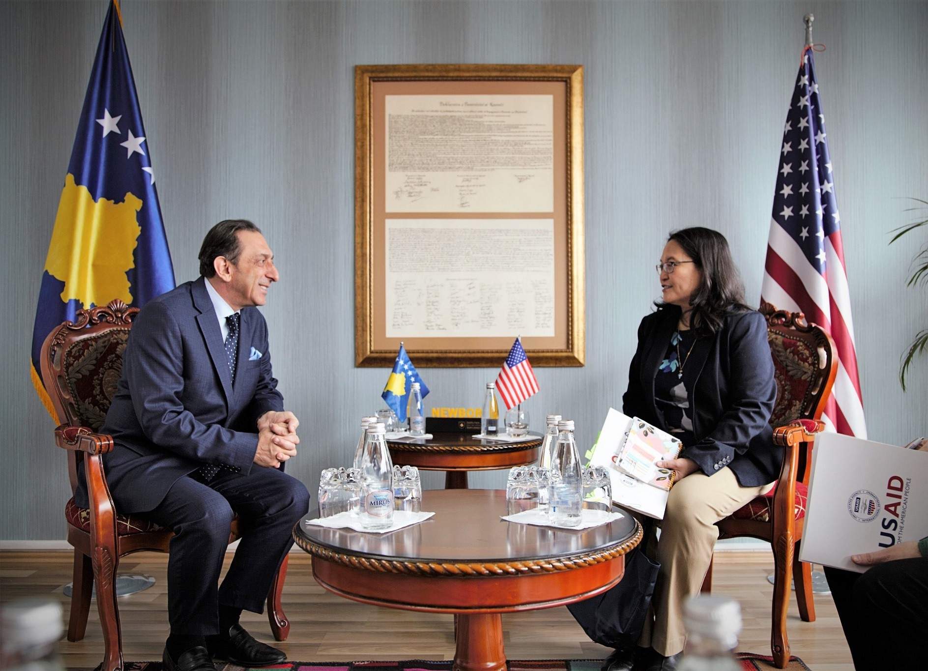Magno njoftoi ministrin Reka për planet afatgjatë të USAID në Kosovë 