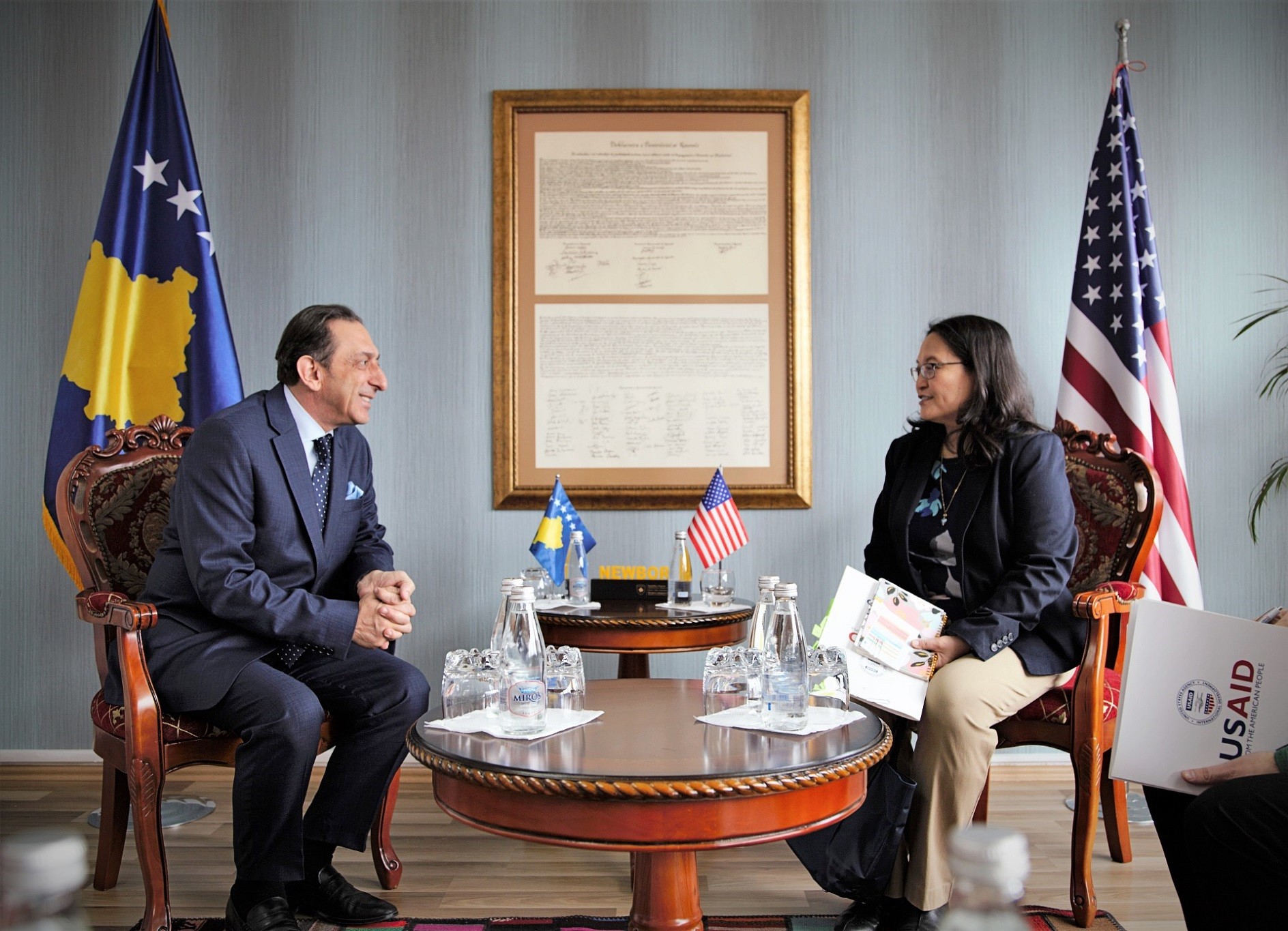 Magno njoftoi ministrin Reka për planet afatgjatë të USAID në Kosovë