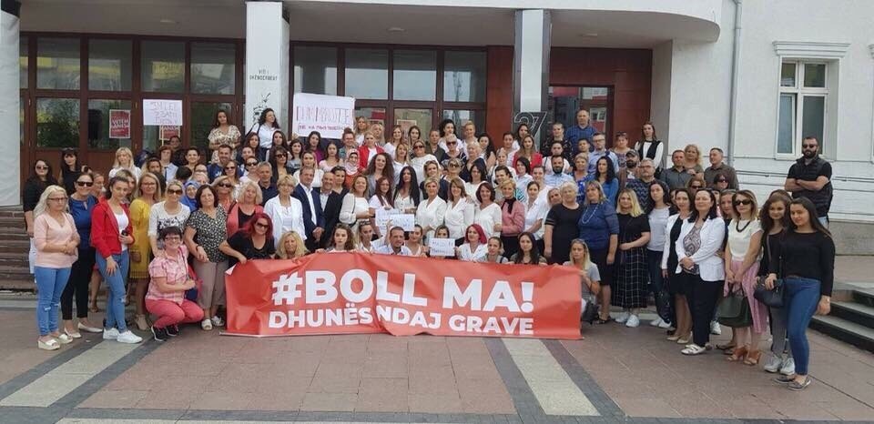 Gratë e Gjilanit protestojnë kundër dhunës institucionale ndaj grave