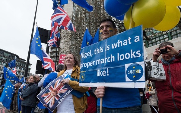 Mbi 5 milion britanikë nënshkruajnë peticion për qëndrimin në BE