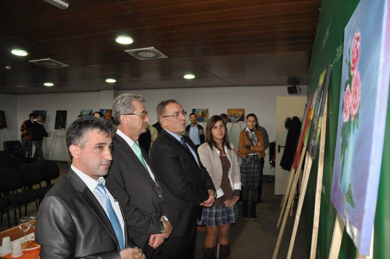 Ministri Buja inkurajon nxënësit për veprimtari artistike