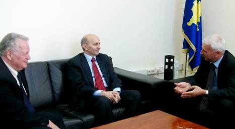 Ministri Bukoshi priti kryetarin e Prishtinës, Isa Mustafa