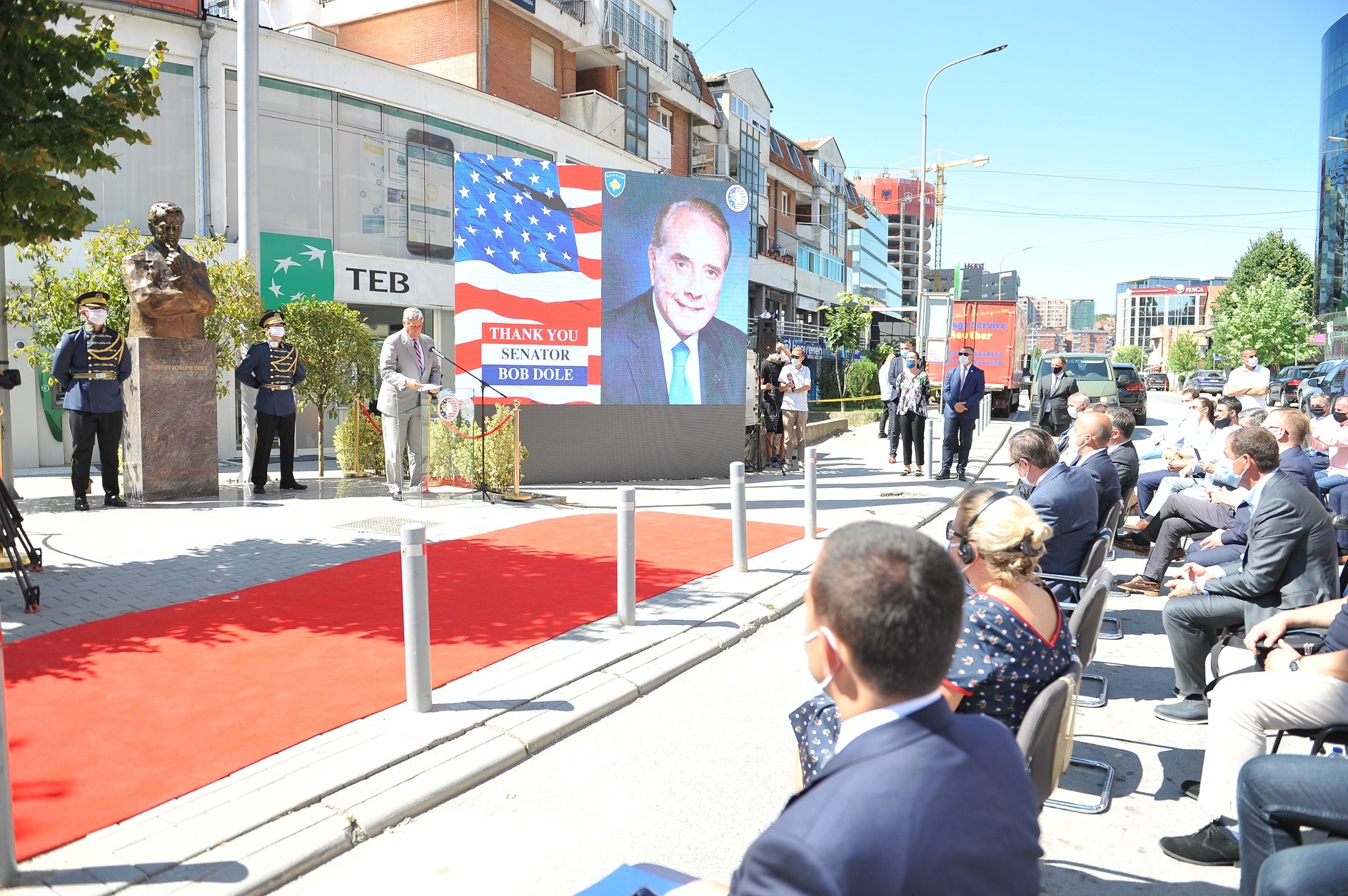 Oda Amerikane dhe Qeveria e Kosovës inaugurojnë bustin e Senatorit Bob Dole