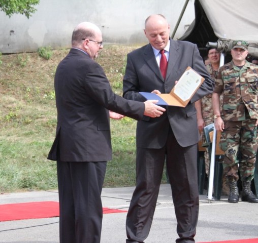 Ambasadori Dell dekorohet me medalje për “Shërbim Meritor”