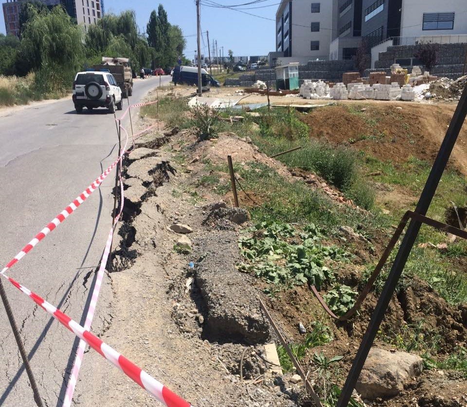 Investitorë privatë dëmtojnë tubin e Ujësjellësit 'Prishtina'