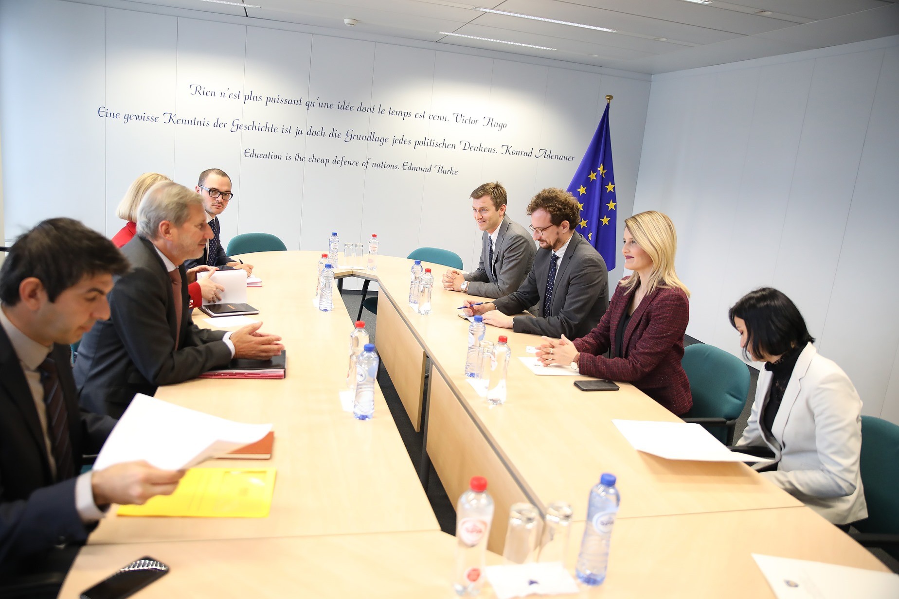 Hahn: Kosova ka perspektivë evropiane