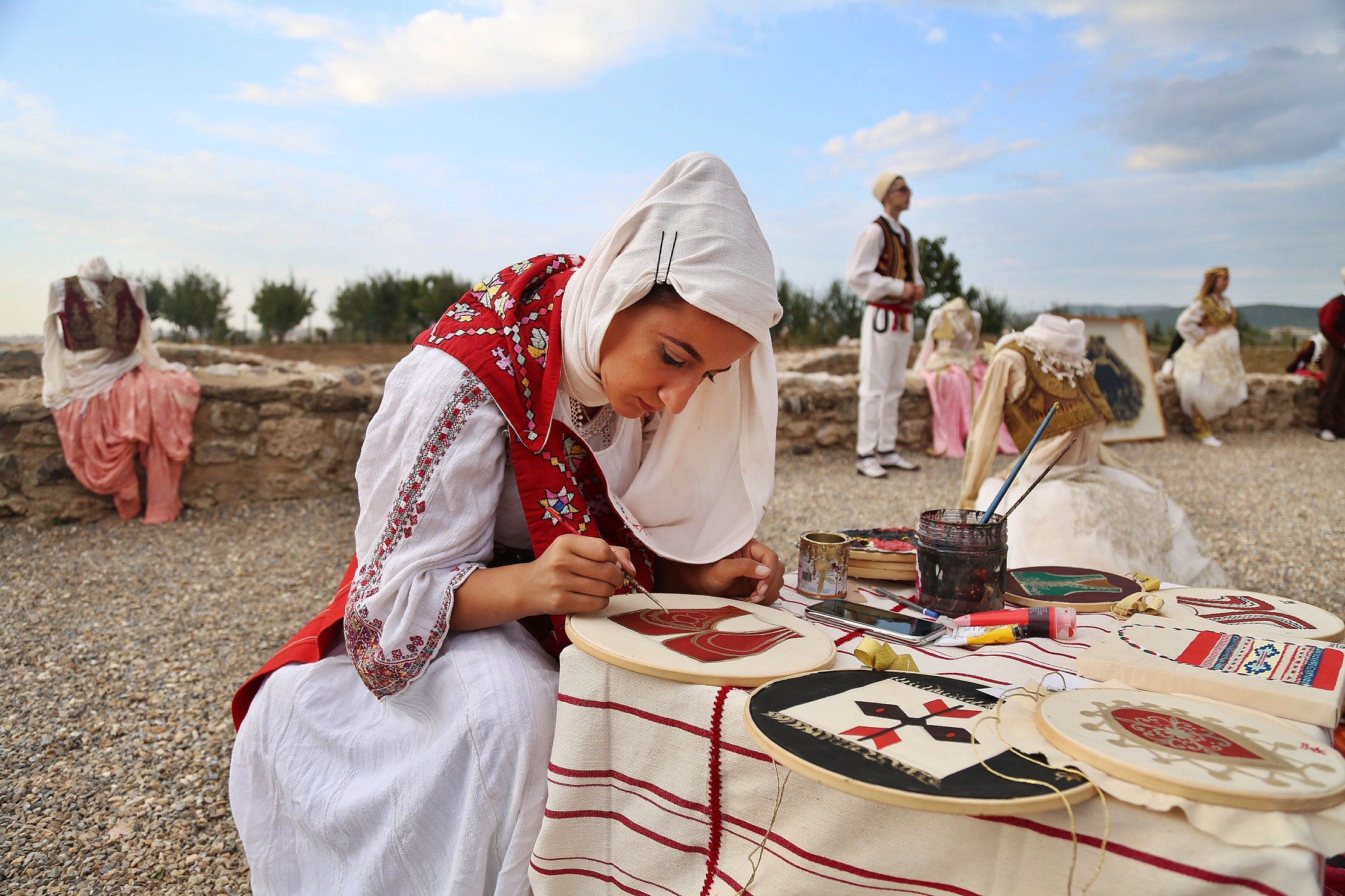 Promovohet diversiteti kulturor, përmes veshjes tradicionale dhe punimeve artizanale
