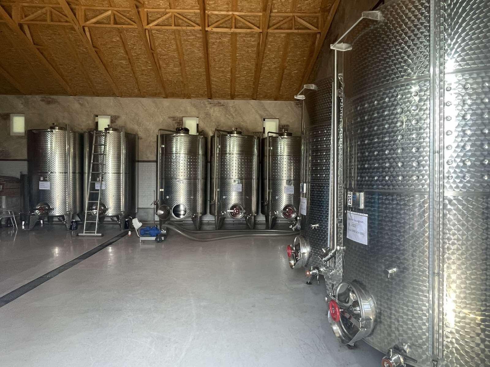 Dogana sekuestron mbi 35000 litra pije alkoolike të prodhuar pa autorizim 