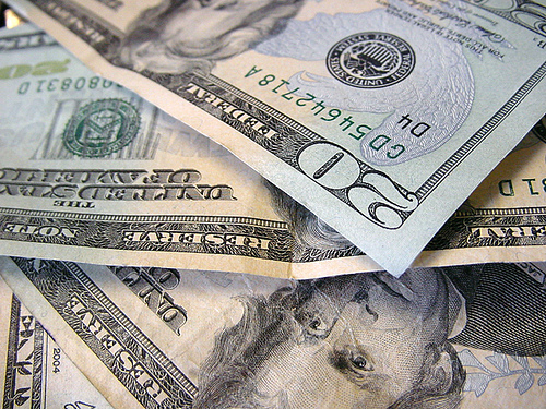 SHBA: Dobësohet dollari, shkak shqetësimit i investitorëve 