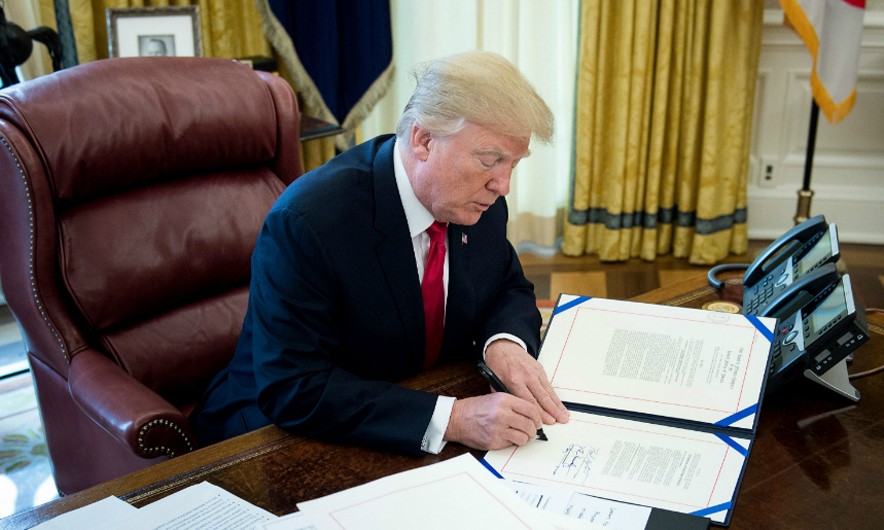 Trump firmosi tarifa të mbi çelikun dhe aluminin e importuar