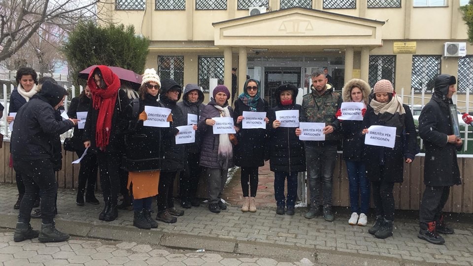 Protestohet para Gjykatës në Rahovec, për të kërkuar drejtësi për Antigonën