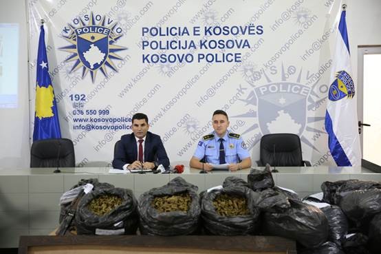 Policia konfiskon 135 kg marihuanë dhe arreston pesë persona
