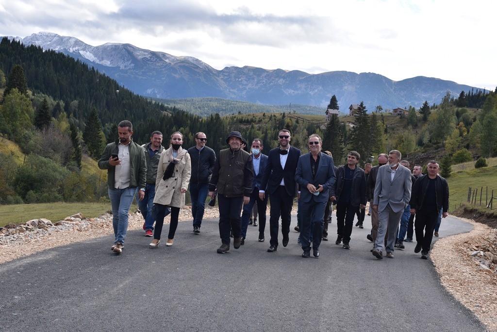 Përurohet asfaltimi i rrugëve në Rugovë, premtohen investime tjera
