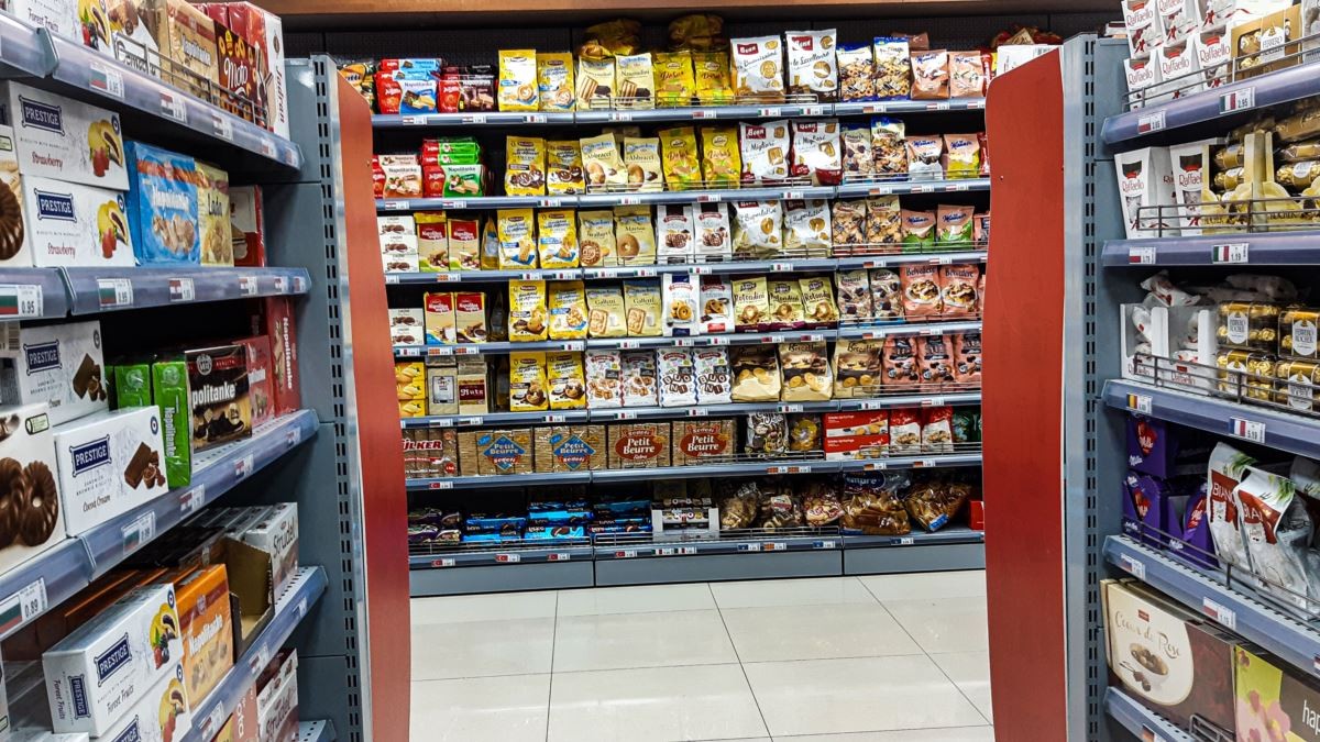 Dyqanet ushqimore në Kosovë do të punojnë me orar të shkurtuar