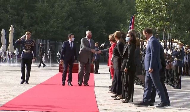 Kryeministri Rama pritet me ceremoni shtetërore nga kryeministri Kurti 