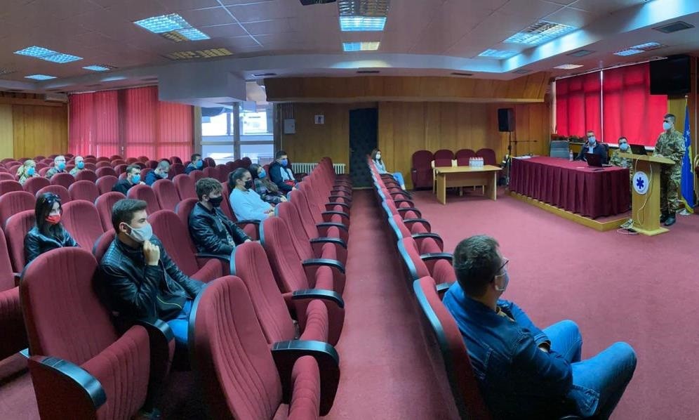 Mjekët ushtarak italian biseduan me të rinjtë për Covid-19