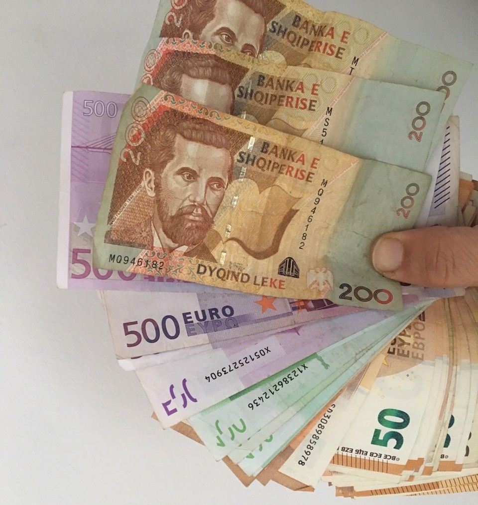 Euro shënon rritje të fortë në tregun e Shqipërisë