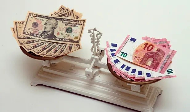 Rënie rekord e euros kundrejt dollarit amerikan