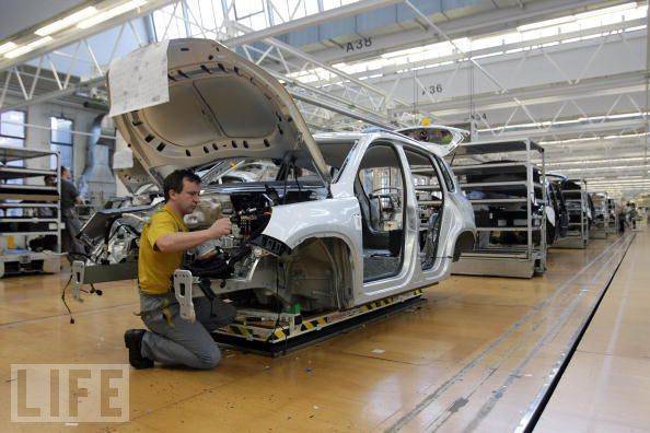 Prodhimi i fabrikave amerikane u rrit 0.8 përqind në muajin maj