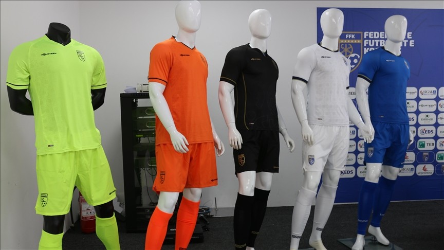 Përfaqësuesja e Kosovës në futboll prezanton logon dhe fanellat e reja