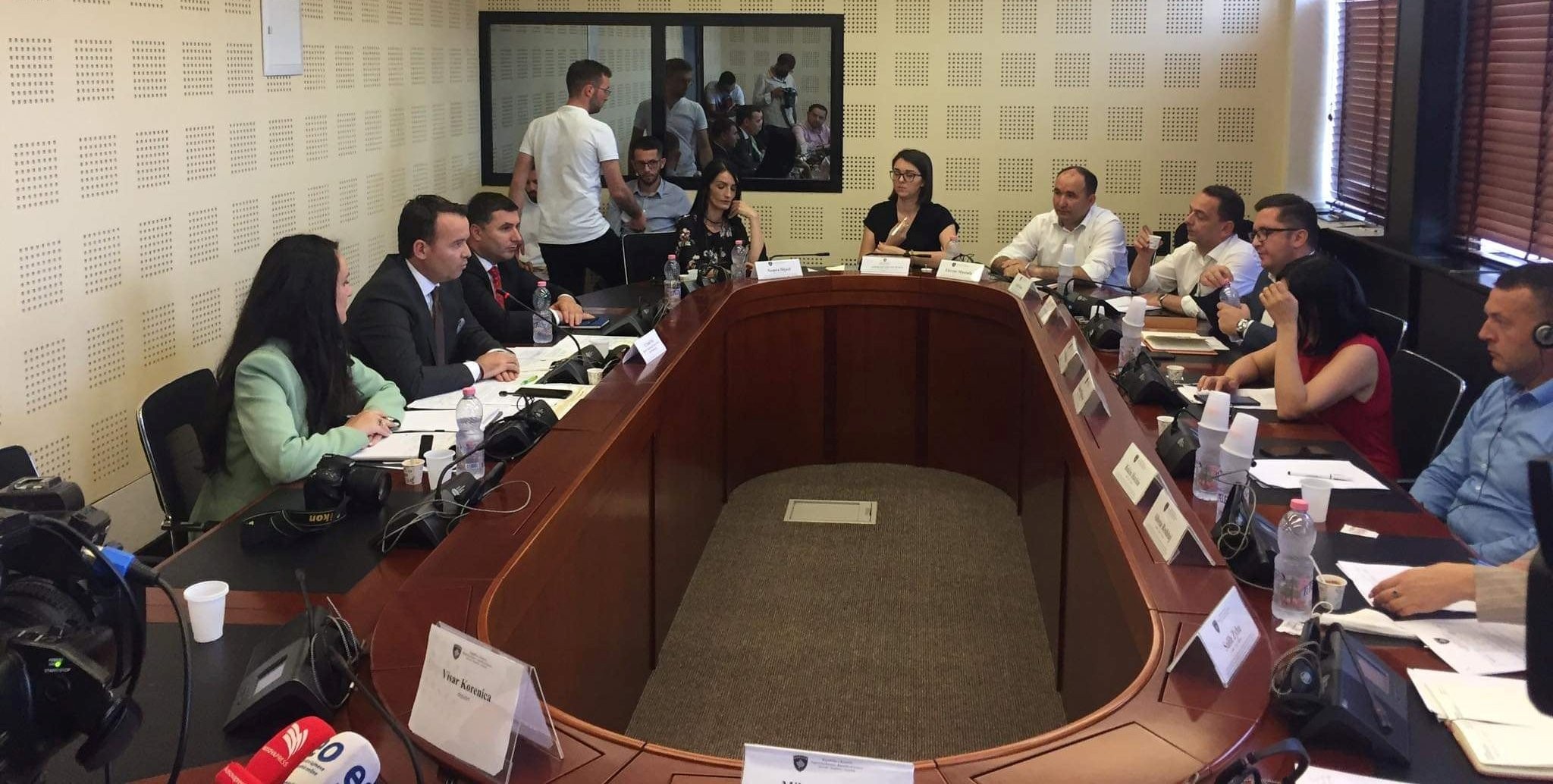 Ministri Peci i njoftoi deputetët për pagesat e subvencioneve
