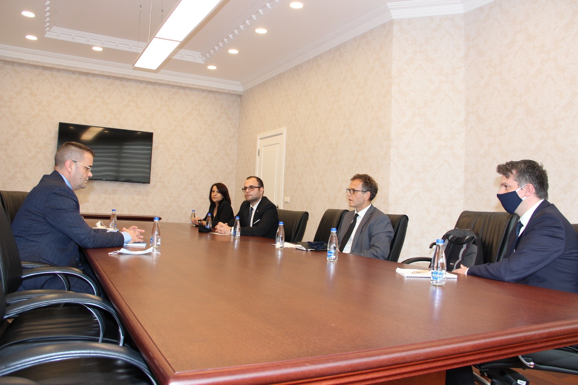 Guvernatori Mehmeti diskuton për lehtësimin e qasjes në financa  